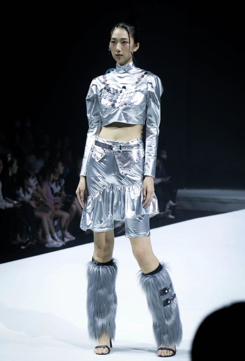 00后设计师亮出毕业答卷，北京服装学院时装周诠释新生代时尚力量